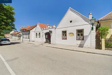 Denkmalgeschütztes Gasthaus 'Zum Goldenen Hirschen' - Einzigartiges Kulturdenkmal mit Gastronomietradition seit 1920