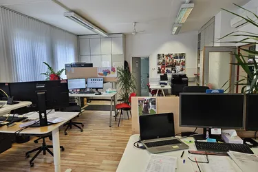 Feldkirchen bei Graz! - Büroflächen mit ca. 400m² samt befahrbarem Keller ca. 900m² mit LKW's und überdachte Freiflächen-Box ca. 120m²