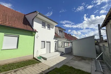 TOP ANGEBOT!! Frisch saniertes Reihenhaus mit Balkon und eigenem Gartenanteil in Pölfing-Brunn!!