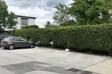 extra breiter Außenstellplatz in gefragter Wohnlage zu verkaufen– sofort verfügbar