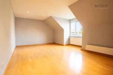 Dachgeschosswohnung mit Blick auf die Leopoldskirche