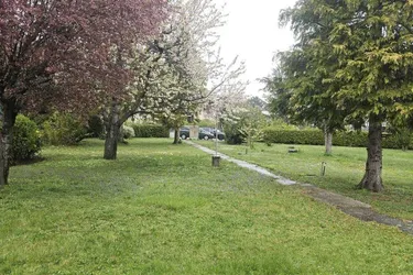 Bad Vöslau, parkähnlicher Grund mit kleinem Wohnhaus