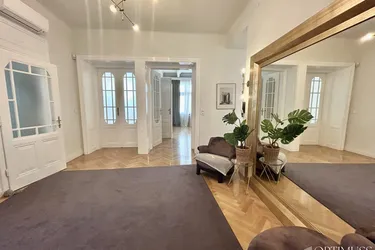 GROSSZÜGIGE LÜXUS-WOHNUNG IN EINEM REPRÄSENTATIVEN ALTBAUS mit BALKONE und PARKMOEGLICHKEIT.