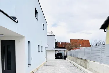 Moderne Doppelhaushälfte mit 2 Terrassen ,Eigengarten und Stellplatz in Bestlage von Gerasdorf / Oberlisse!