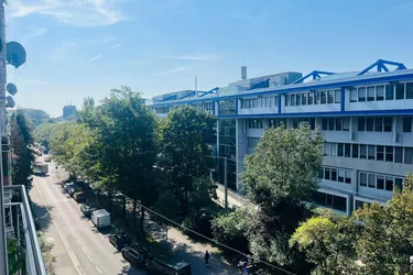Sonniger Studentenhit gegenüber der KF Uni Graz