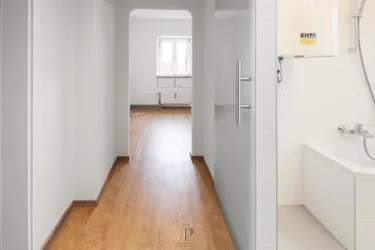 Neu sanierte Starterwohnung: begrünter Innenhof und gratis Parken