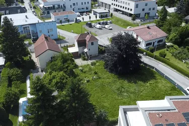 Sanierungsbedürftiges Einfamilienhaus mit großem Grundstück