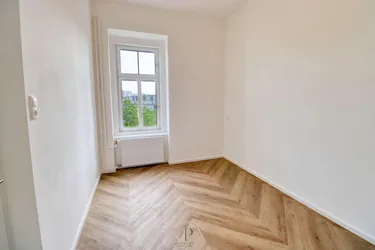 Erstbezug nach Sanierung: 2-Zimmer Wohnung mit Schlossbergblick