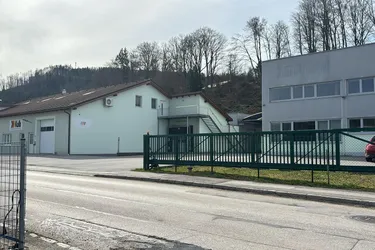 Auslieferungslager | Lagerhallen mit Personal und Büroflächen zu vermieten | 2 Min. Entfernung von Autobahn A1 Regau | PINSDORF