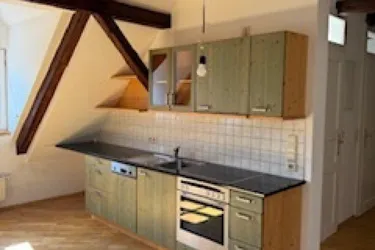Stilvolles Wohnen: WG- Hit! Dachgeschosswohnung in Zentraler Lage, gepflegt und lichtdurchflutet- Ihr neues Zuhause wartet!