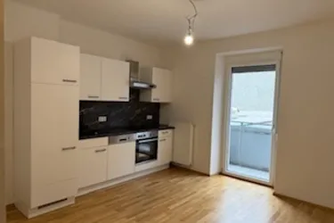 Schöne, sanierte Altbauwohnung mit Balkon nähe Hauptbahnhof Graz, 2-Zimmer-Wohnung, Küche/Essen mit Balkon in den Innenhof
