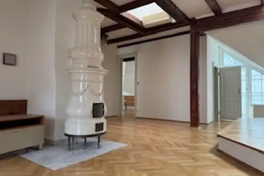 Exklusive und hochwertige Altbauwohnung in zentraler Lage: Großzügig, lichtdurchflutet, speziell 3-6 Zimmer zum Wohnen aber auch als Büro geeignet, mit Wintergarten innenhofseitig
