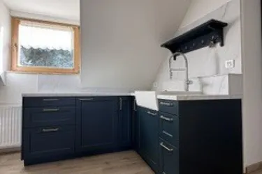 Sehr charmante, lichtdurchflutete 2-Zi-Wohnung: Schlafzimmer, Küche/Essen/Wohnen, im grünen Teil der Stadt, 27m², gepflegt, ideal für Singles oder Studenten