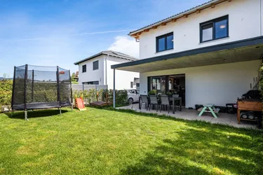 Moderne Doppelhaushälfte in Meiningen – stilvoll, effizient, neuwertig