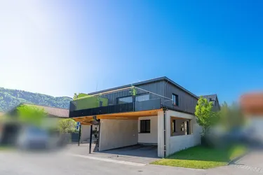 Licht. Weite. Nachhaltigkeit. – Design trifft Natur in moderner Holz-Doppelhaushälfte