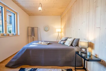 Licht. Weite. Nachhaltigkeit. – Design trifft Natur in moderner Holz-Doppelhaushälfte