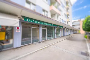 Helle Geschäftsfläche mit großer Auslage in Salzburg-Parsch &lt; 4% Rendite