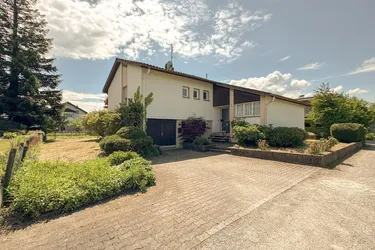 Großes Grundstück mit älterem Einfamilienhaus in Ruhelage