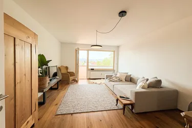 Renovierte 3,5-Zimmer-Wohnung mit zwei Balkonen und Garage