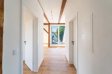 Besonderes Wohngefühl auf zwei Ebenen: Außergewöhnliche 2-Zimmer-Wohnung mit großem Studio, Balkon &amp; Loggia in Straßgang