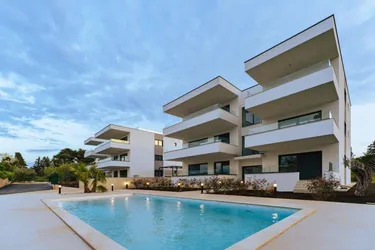 Luxuriöse, voll ausgestattete 3-Zimmer-Apartments/Terrasse/Garten/TG-Platz und Privatpool!