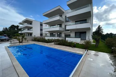 Luxuriöse, voll ausgestattete 4-Zimmer-Apartments/Terrasse/Garten/TG-Platz und Privatpool!