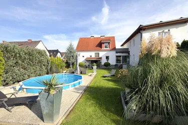 Einzigartige Kombination: Traumhaftes Einfamilienhaus mit Pool &amp; Garten sowie Zinshaus mit 4 Wohnungen