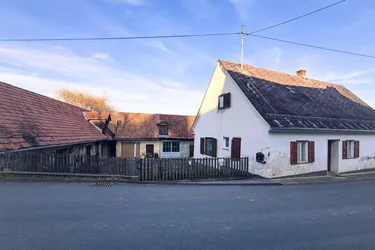 Einfamilienhaus mit Entwicklungspotenzial auf großzügigem Grundstück inklusive Landwirtschaftsflächen und Wald