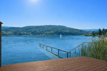 Sonniges Seegrundstück mit bestehendem Appartementhaus direkt am Wörthersee