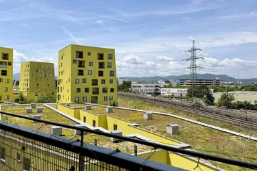 Fernblick inklusive: Stilvolle 3-Zimmer-Wohnung mit großer Loggia &amp; U6-Nähe