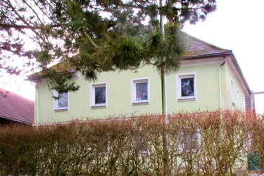 schönes Baugrundstück mit Altbestand (EFH + Nebengebäuden) im Zentrum von A-Überackern