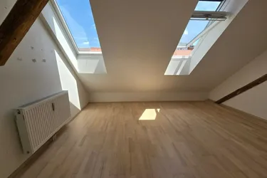 2 Zimmer Dachgeschoss Wohnung! Heller Wohntraum - Nähe TU!