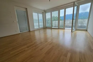 Hochwertige 3 Zimmer Wohnung mit großem Balkon und ein Tiefgaragenstellplatz!