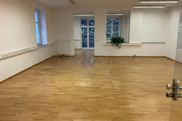 Büro oder Praxisräume mit Blick ins Grüne