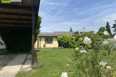 BUNGALOW "Jetzt den Sommer genießen" Bungalow auf Pachtgrund mit großem Garten und Pool beim Badeteich Steinbrunn