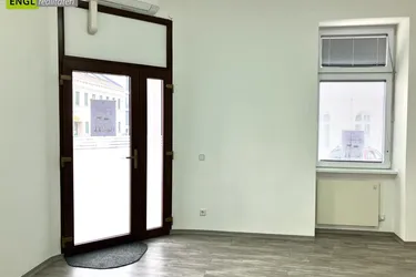 Helles Büro und Geschäftslokal mit Schlafmöglichkeit