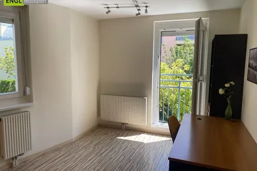 SOFORT VERFÜGBAR - AUFSPERREN und EINZIEHEN -voll möbliert - extrem gepflegt helle 3 Zimmerwohnung mit Gartenbenützung
