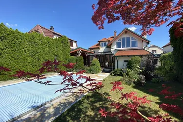 Sehr charmantes Einfamilienhaus mit traumhaftem Pool, Wintergarten, großem Carport und Garten mit einigen Extras