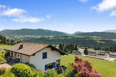 Traumausblick direkt in den Bregenzerwald! Charmantes Einfamilienhaus in TOP LAGE!