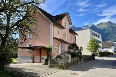 Einzigartige Investmentchance in Bludenz: Zauberhaftes Stadthaus mit garantierter Rendite von 5% oder mehr!