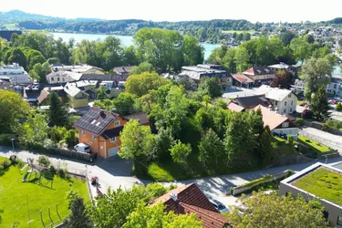 Zentral, Altbaumbestand und Attersee in Gehweite - Einfamilienhaus in Schörfling