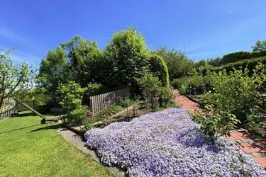 Baugrund 988 m² | Ebene Siedlungslage | Vollbepflanzt mit Pool &amp; Brunnen | Christkindl – unweit Steyr