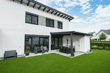 Neubau in der Stadt | Doppelhaushälfte mit Carport, überdachter Terrasse und großzügigem Garten 