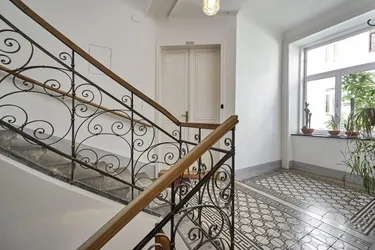 Preiswerte 2,5-Zimmer Wohnung mit Sanierungsbedarf in gepflegtem Altbau!