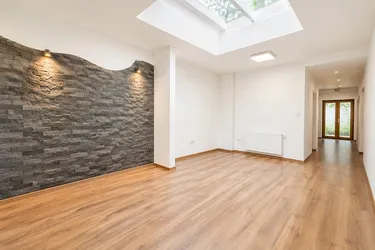 Büro in der Nähe der WKO mit privater Terrasse!