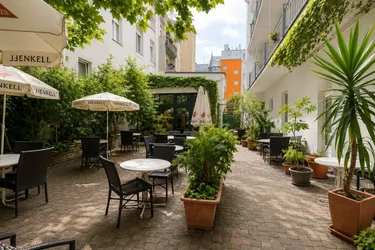 Großzügiges Gastronomielokal mit Schani- &amp; Gastgarten nahe der Uno-City!