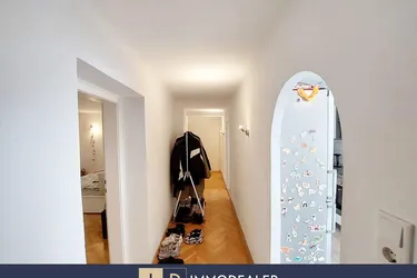 ** IDEAL FÜR ANLEGER UND ENDNUTZER - GROßZÜGIGE 2 ZIMMER DACHGESCHOßWOHNUNG - LICHTDURCHFLUTET MIT VIEL POTENZIAL **