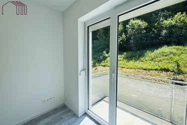 LETZTES GESCHOß: Geräumige 4-Zimmer-Wohnung mit mehreren Balkonen, Panoramablick und wunderschönem Allgemeingarten