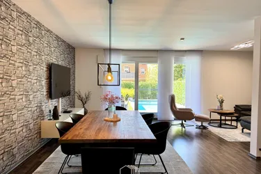 VOLLUNTERKELLERT: Modernes Eckreihenhaus mit Pool &amp; perfekter Familienlage