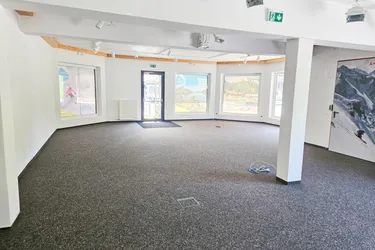 Großzügiges, modernes Geschäftslokal mit hoher Werbewirkung